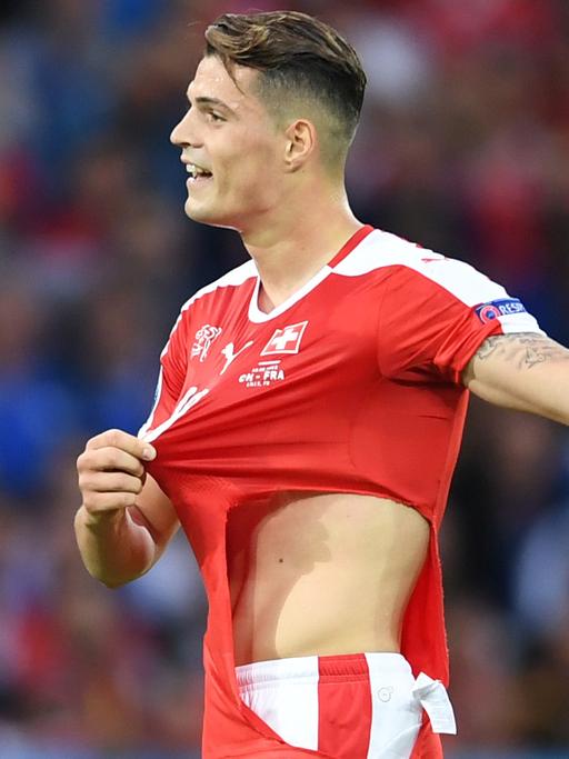 Der Schweizer Granit Xhaka mit zerrissenem Trikot im EM-Spiel gegen Frankreich