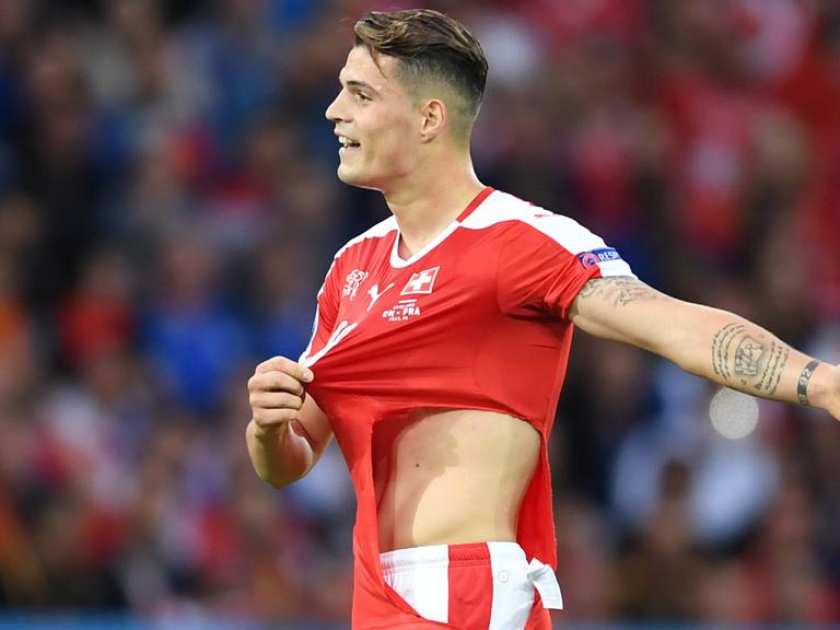 Der Schweizer Granit Xhaka mit zerrissenem Trikot im EM-Spiel gegen Frankreich