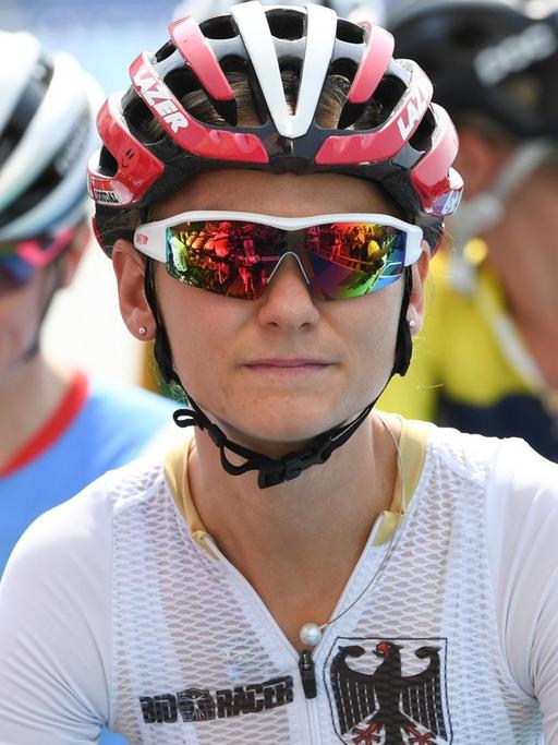 Claudia Lichtenberg mit Sonnenbrille im deutschen Trikot vor dem Start des Straßenrennens bei den Olympischen Sommerspielen in Rio 2016.