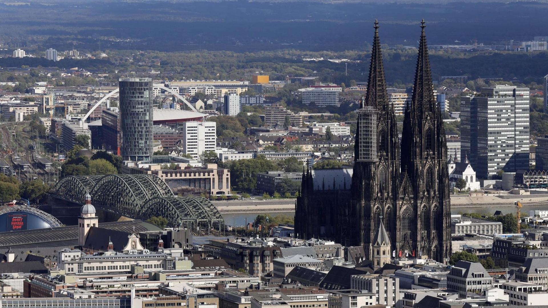 Im Bild der Kölner Dom mit der Kölner Altstadt.