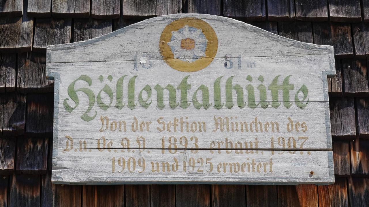 Schild der alten Höllentalhütte nahe Hammersbach und Garmisch-Partenkirchen.