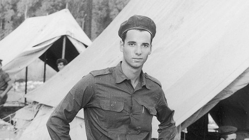 Michael Wolfssohn bei seinem Eintritt in die israelische Armee 1967 - in Uniform zwischen Zelten (Bild: Michael Wolfssohn)
