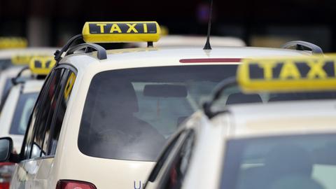 Taxis stehen am Flughafen Berlin