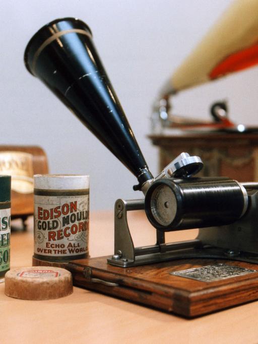 Ein historischer Phonograph, Vorläufer des Grammophons, aufgenommen im Juni 1998 in einer Ausstellung in Helsinki zur 120-jährigen Geschichte der Schallplatte.