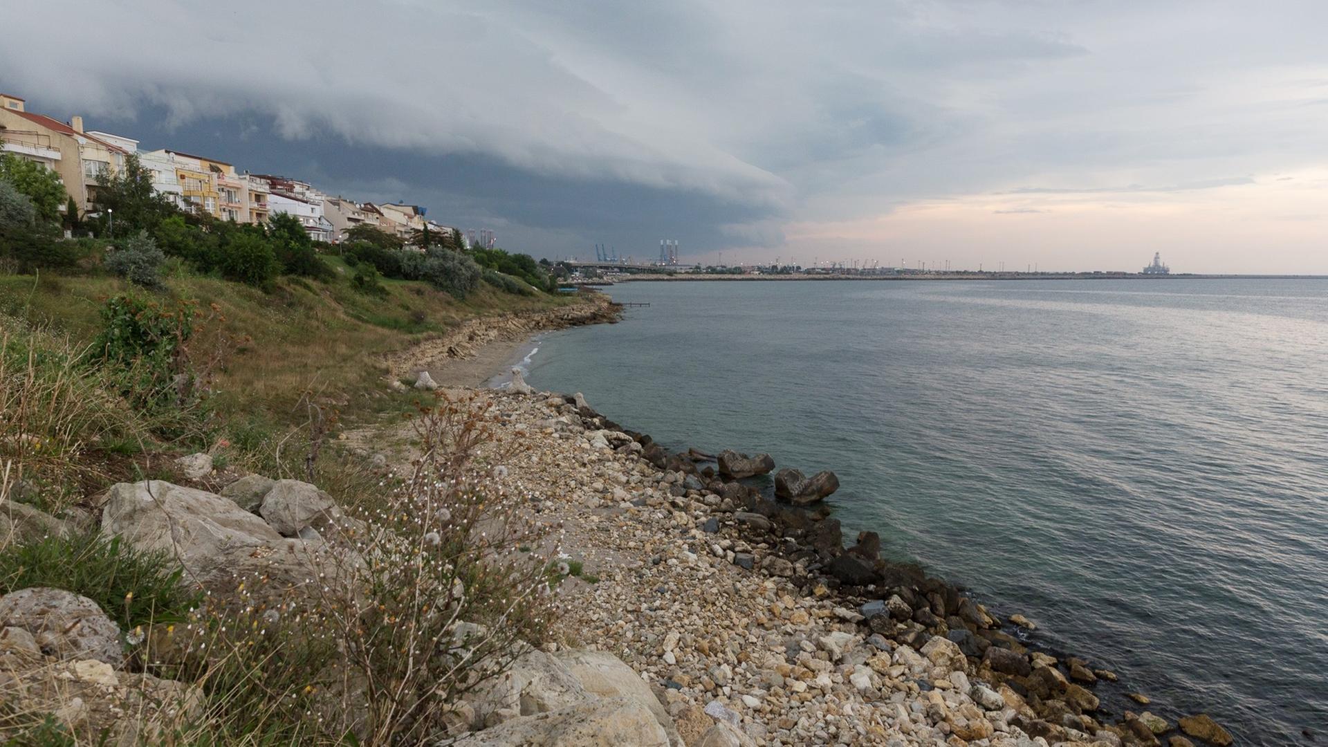 Blick auf das Schwarze Meer und den Küstenort Agigea. Im Hintergrund der Hafen der Schwarzmeer-Stadt Constanta.