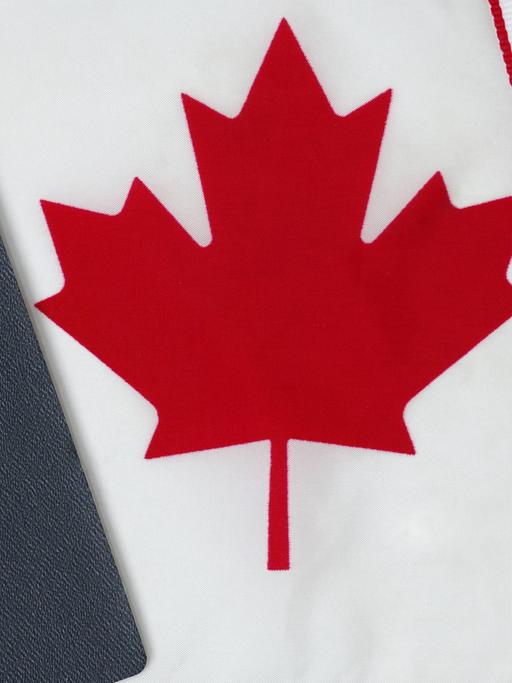 Kanada, Pass, Ausweis, Flagge, Fahne, Migration, Einwanderung, Immigranten, Zuwanderung, Einwanderungsgesetz