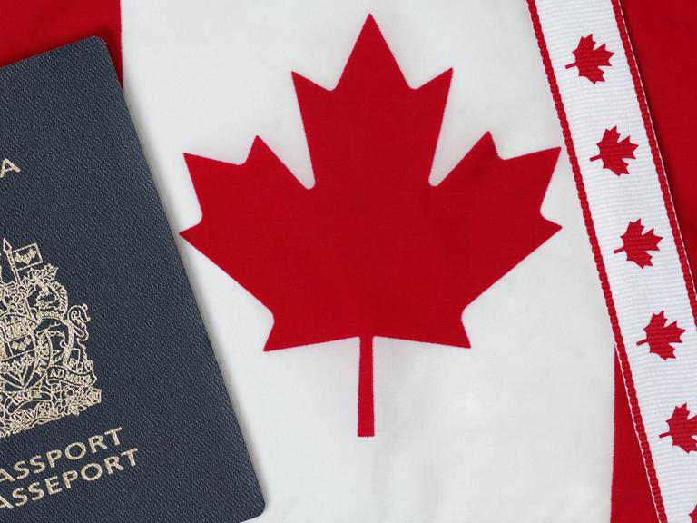 Kanada, Pass, Ausweis, Flagge, Fahne, Migration, Einwanderung, Immigranten, Zuwanderung, Einwanderungsgesetz