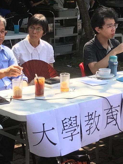 An der Chinese University diskutieren fünf Professoren und Studentenvertreter über Meinungsfreiheit.
