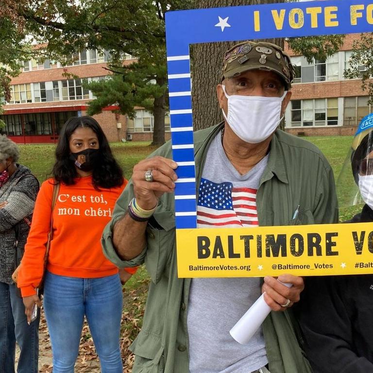 Clayton und Patricia Price aus West Baltimore stehen in einer Schlange, um ihre "Early Votes" abzugeben