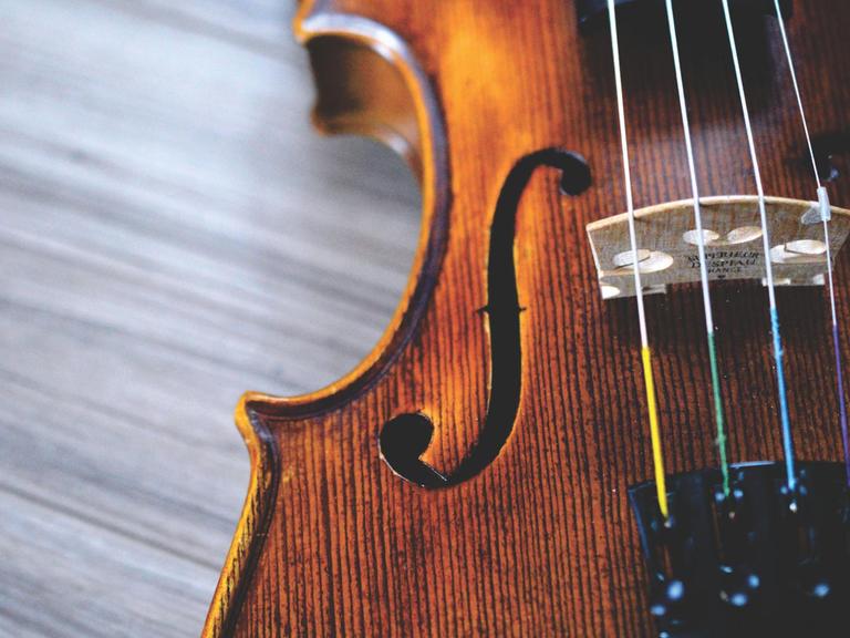 Bildausschnitt einer französischen Geige.