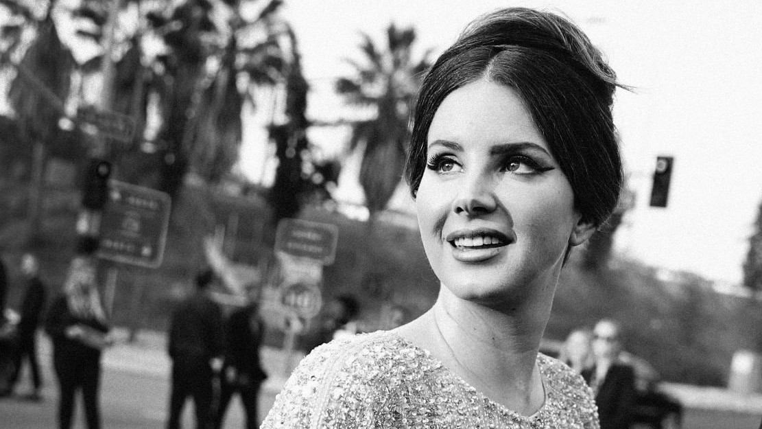 Melancólica, Lana Del Rey reage a críticas com o disco 'Blue blanisters' -  Cultura - Estado de Minas