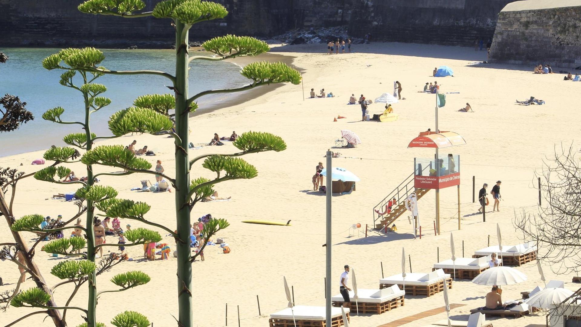 Blick auf einen Strand in Oeiras in der Nähe von Portugals Hauptstadt Lissabon.