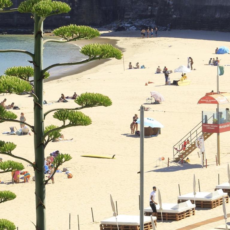 Blick auf einen Strand in Oeiras in der Nähe von Portugals Hauptstadt Lissabon. 