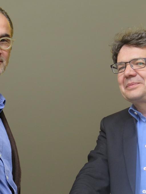 Aris Fioretis (l) und Thomas Geiger zu Gast im Funkhaus von Deutschlandradio Kultur.