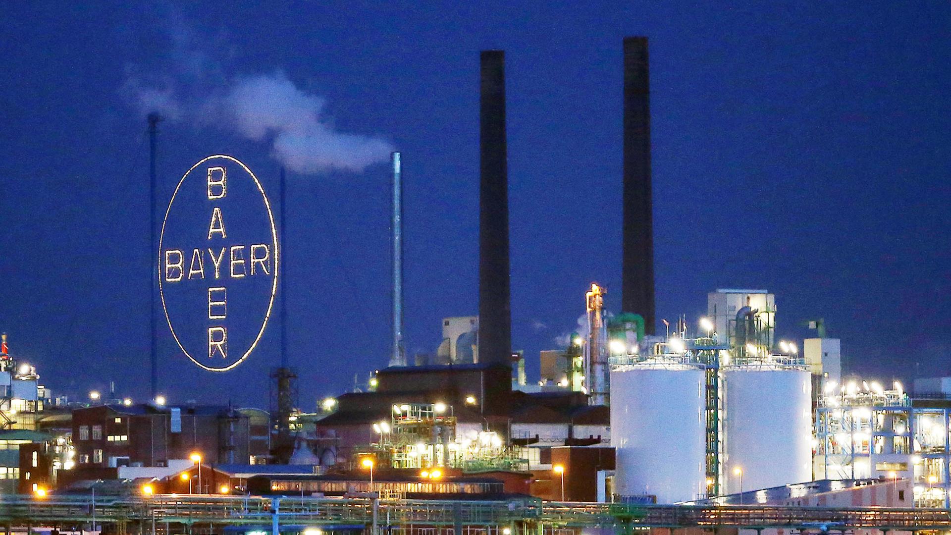 Das Werk der Bayer AG im Chemiepark in Leverkusen, fotografiert von Köln-Merkenich aus.