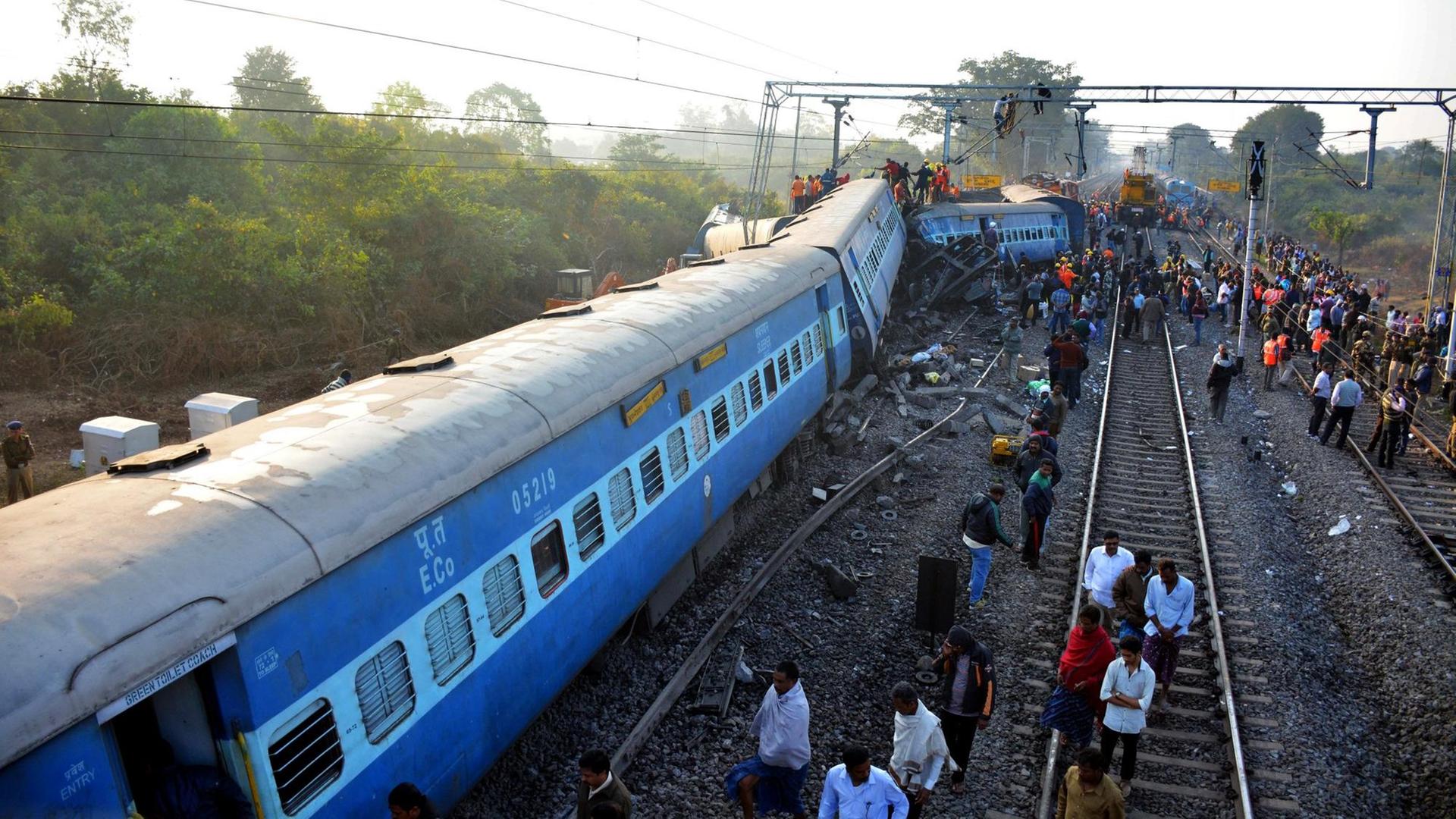Retter bergen Menschen aus einem verunglückten Zug in Andhra Pradesh, Indien.