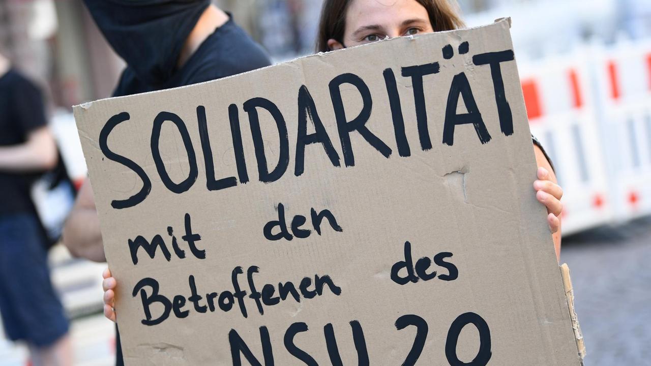 Ein Demonstrantin hält während einer Kundgebung in der Wiesbadener Innenstadt am 21. Juli 2020 ein Plakat mit der Aufschrift "Solidarität mit den Betroffenen des NSU 2.0". 