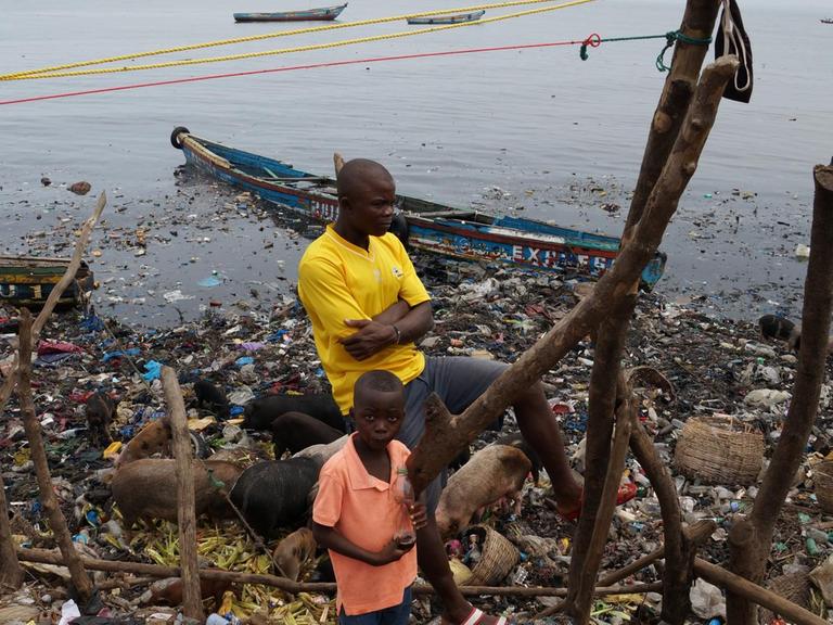 Bewohner des Wharf Slums in Sierra Leones Hauptstadt Freetown