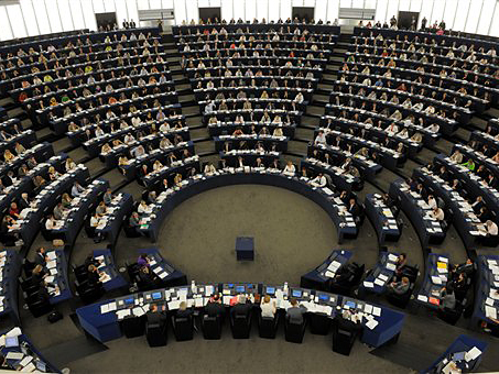 Mitglieder des EU-Parlaments in Straßburg stimmen für die Annahme des Swift-Abkommens.