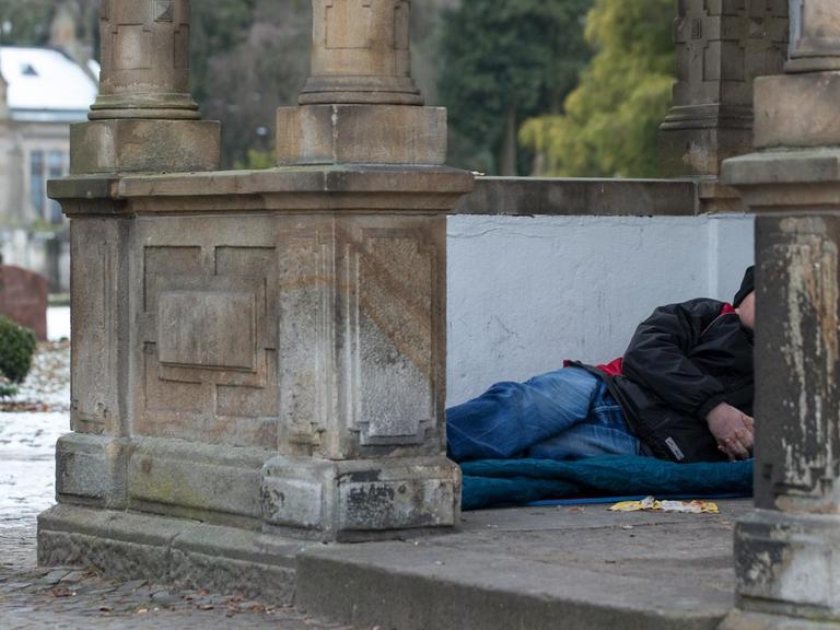 Der frühere Obdachlose Carsten H. "macht Platte" am 25.01.2017 in Osnabrück (Niedersachsen). Den Obdachlosen macht die derzeitige winterlich kalte Wetterlage zu schaffen, da sie draußen übernachten.