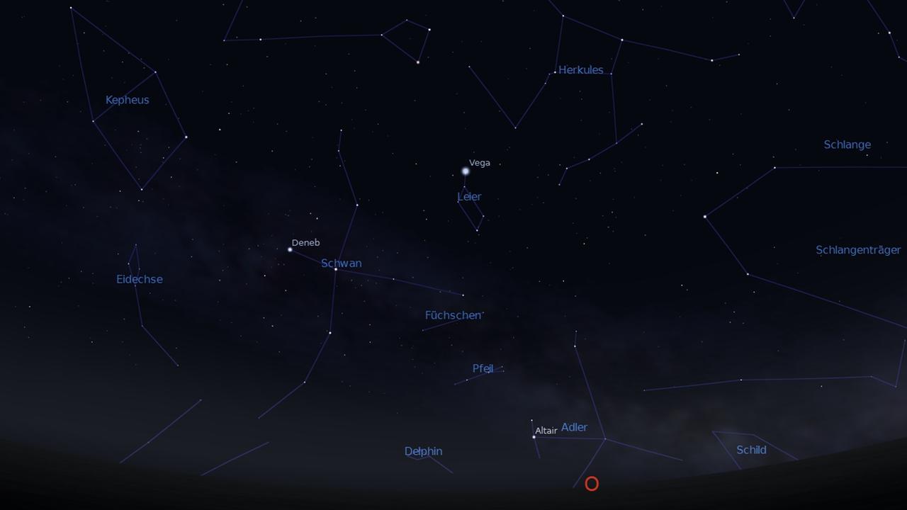 Das Sternbild Leier (Lyra) steht gegen Mitternacht am Osthimmel