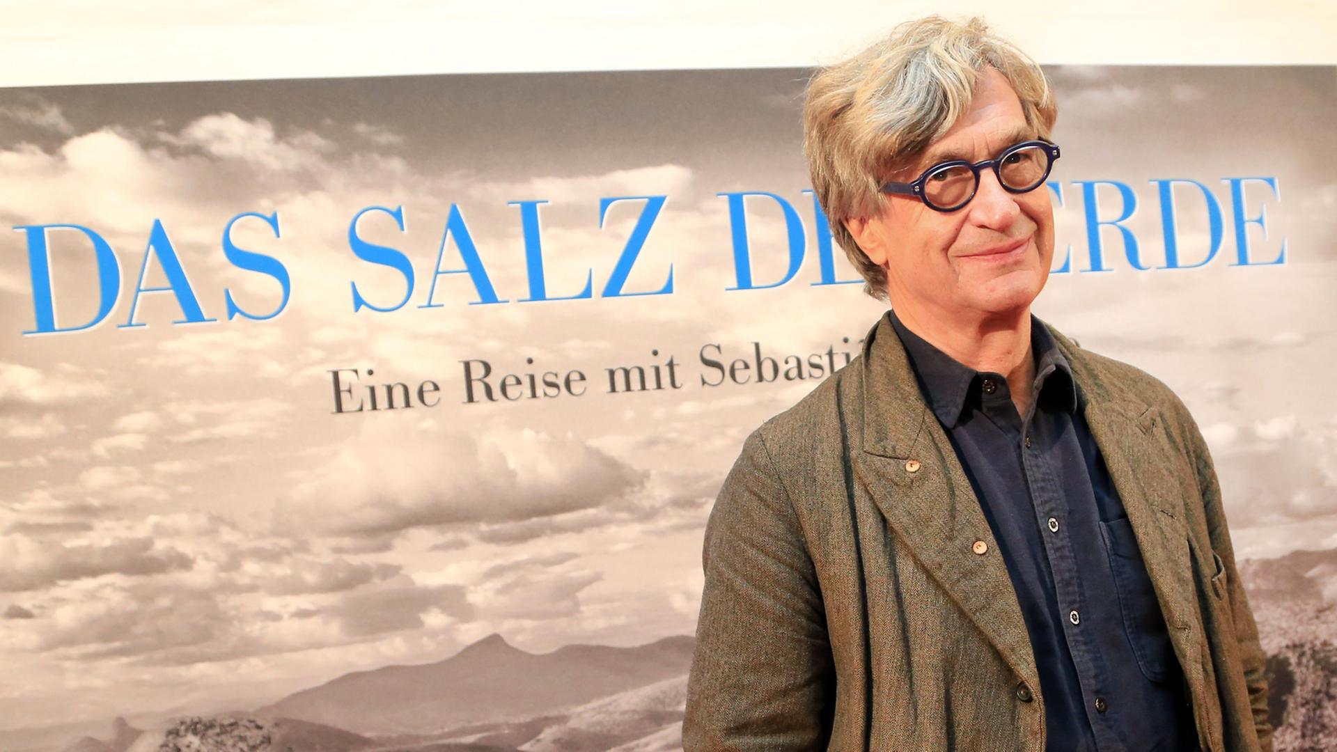 Wim Wenders steht bei der Premiere des Films "Das Salz der Erde" in der Lichtburg in Essen.