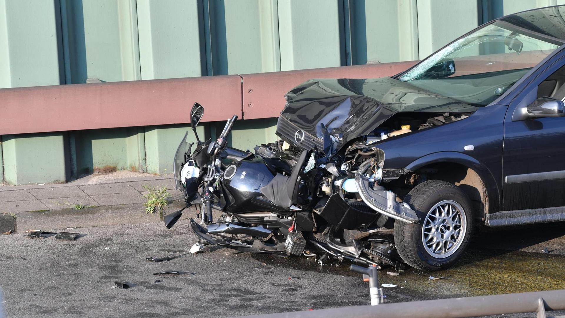 Ein kaputtes Auto und ein zerstörtes Motorrad stehen auf der Berliner Stadtautobahn A100.