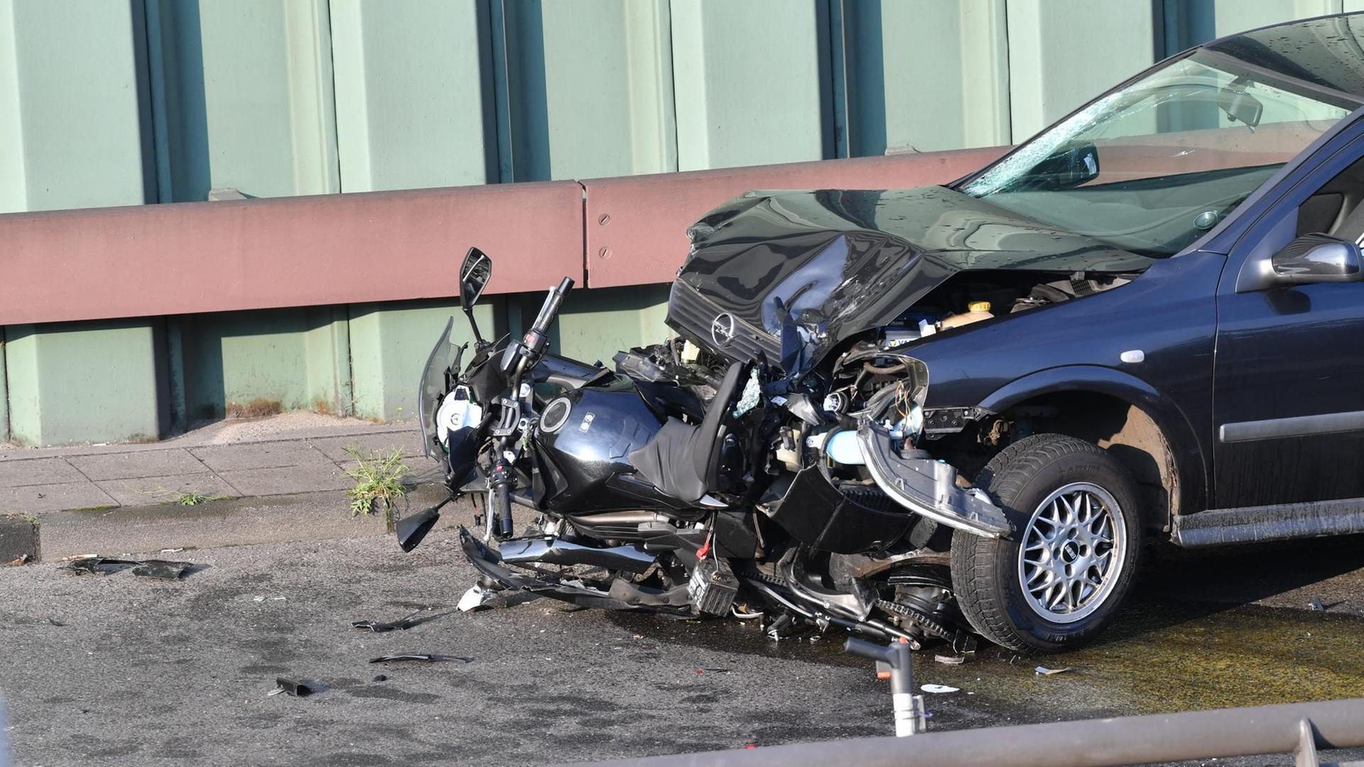 Ein kaputtes Auto und ein zerstörtes Motorrad. 