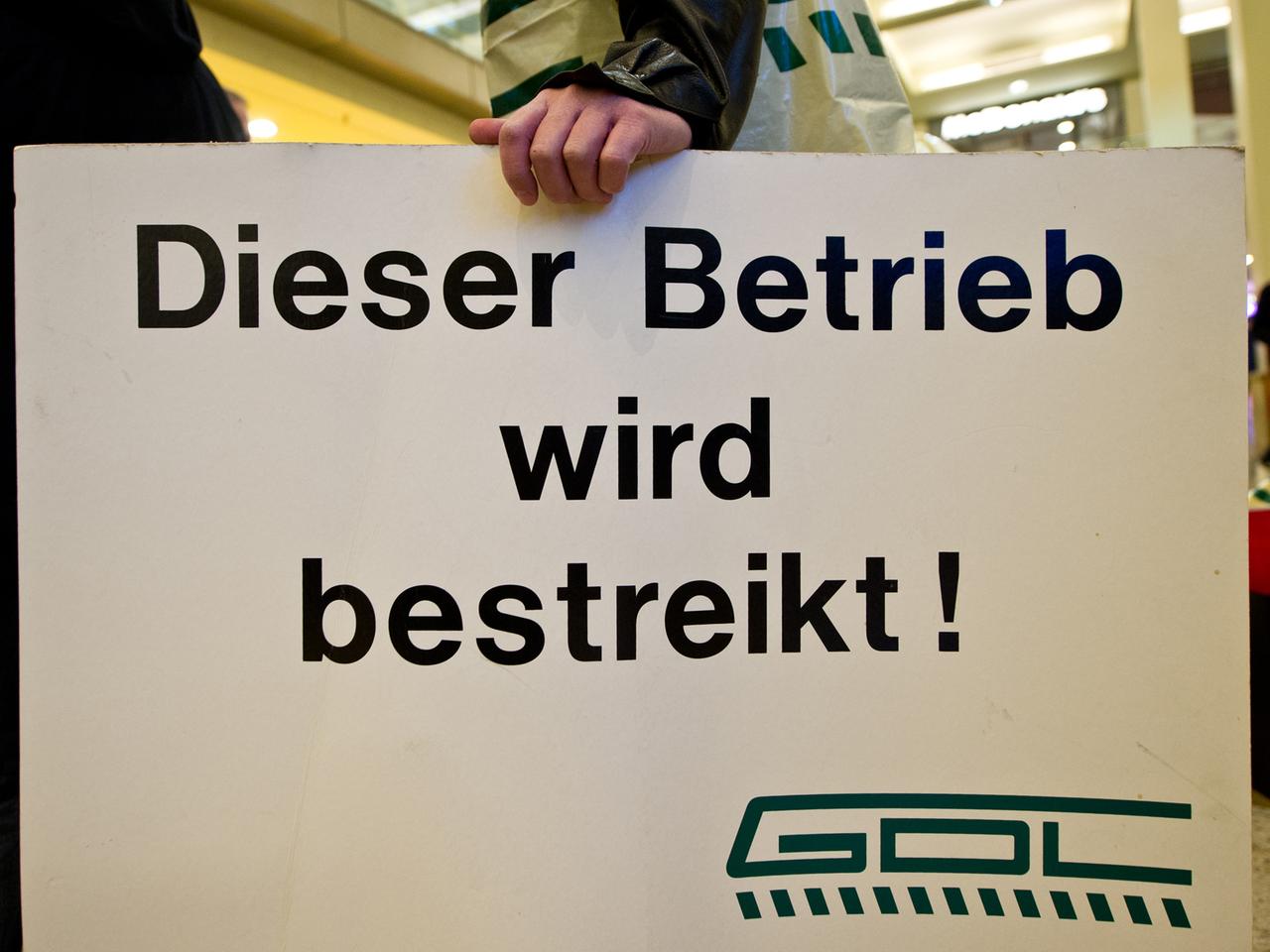 "Dieser Betrieb wird bestreikt!" steht am 01.09.2014 auf dem Schild eines Lokführers in der Eingangshalle des Hauptbahnhofs in Hannover