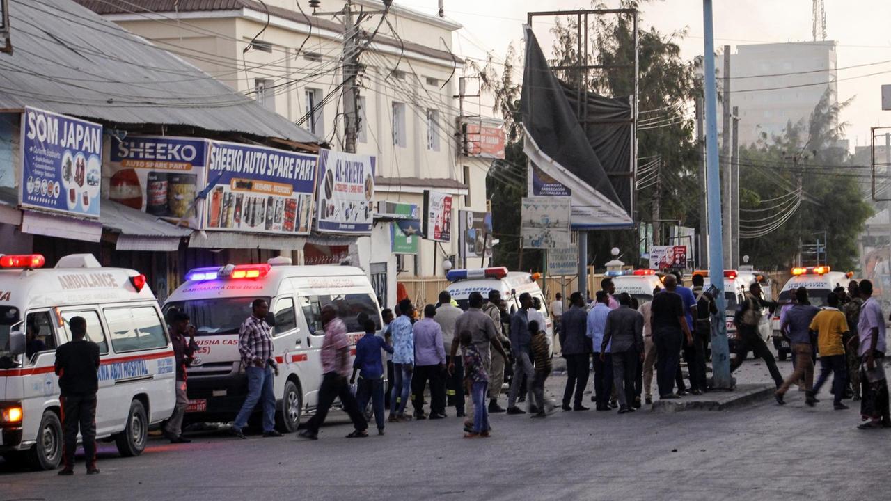 Krankenwagen, Sicherheitskräfte und Passanten versammeln sich auf der Straße vor dem Afrik Hotel. 