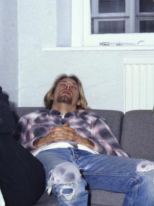 Nirvana (v.l.n.r.) Dave Grohl, Kurt Cobain, Krist Novoselic) bei einem Interview zum Europa-Release des Albums "Nevermind" bei Geffen Records in London.