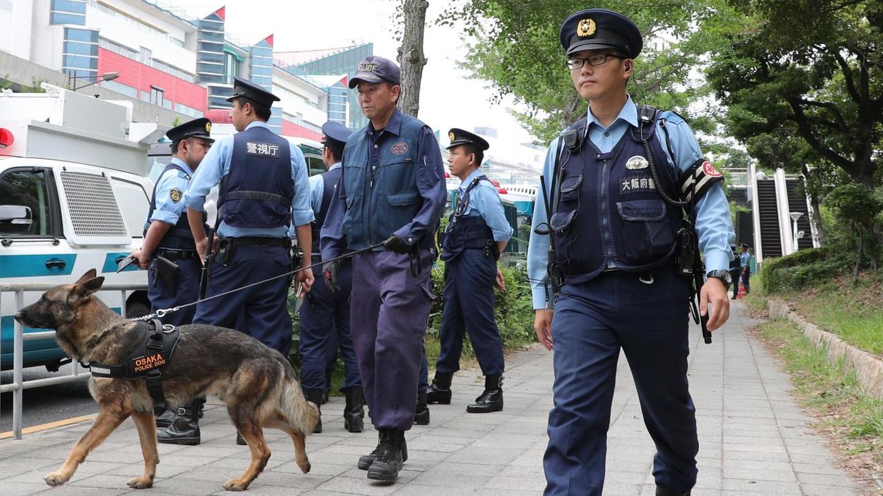 Polizei-Beamte patroullieren rund um das Kongresszentrum in Osaka, wo ab Freitag der G20-Gipfel stattfindet.