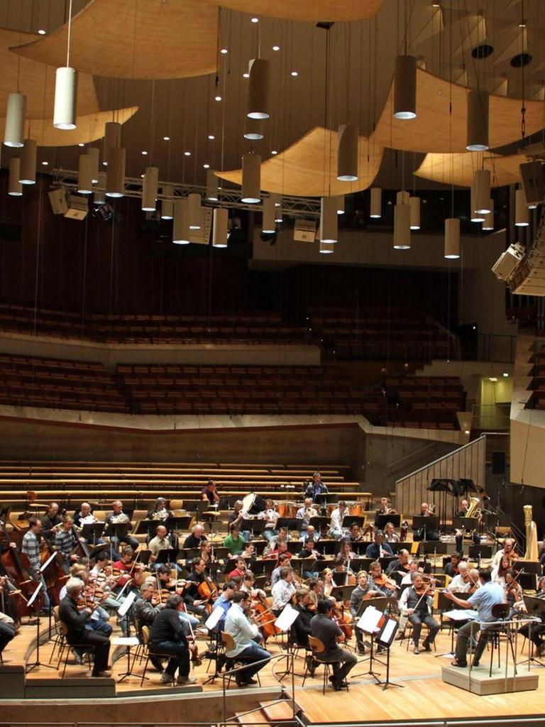 Das Orchester befindet sich auf der Bühne der Berliner Philharmonie, die Ränge sind leer. Das Orchester befindet sich auf der Bühne der Berliner Philharmonie, die Ränge sind leer.