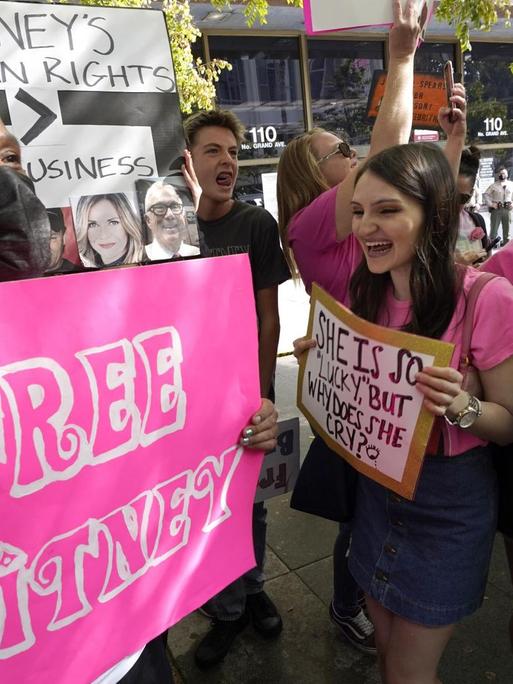 Unterstützer der Popsängerin Britney Spears feiern in Los Angeles das Gerichtsurteil, mit dem die Vormundschaft ihres Vaters beendet wird.
