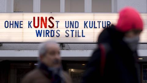 Geschlossenes Kino Cinema Paris mit Motto "Ohne Kunst/Uns Und Kultur Wird es Still" auf dem Kurfuerstendamm in Berlin.