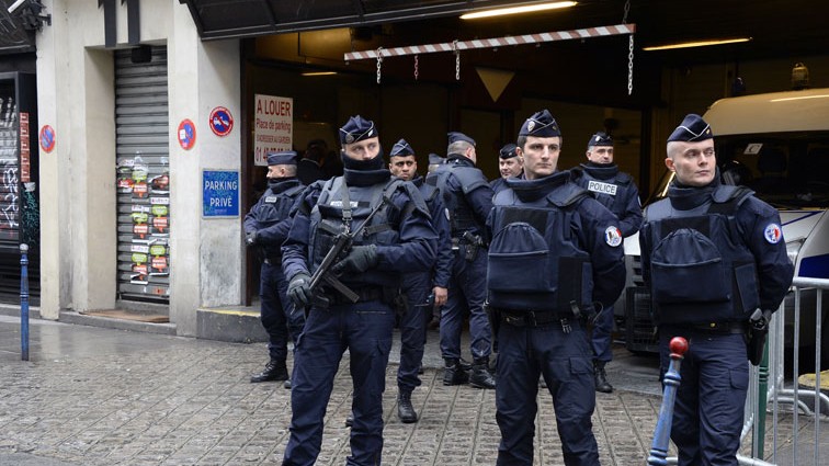 Polizisten stehen Wache vor dem Sitz der französischen Zeitung "Libération" in Paris.
