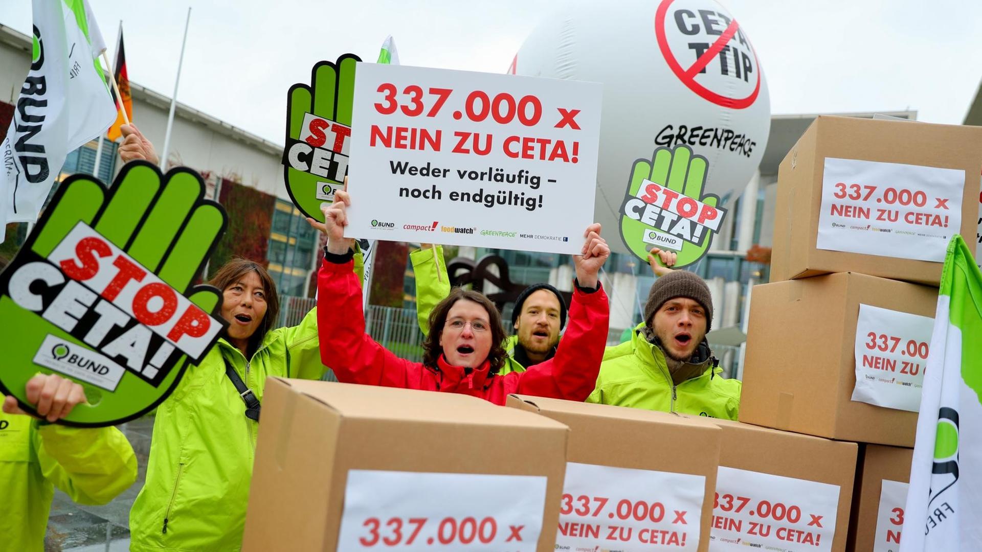 Aktivisten protestieren am 12.10.2016 in Berlin vor dem Bundeskanzleramt gegen das geplante Ceta Freihandelsabkommen der EU mit Kanada.