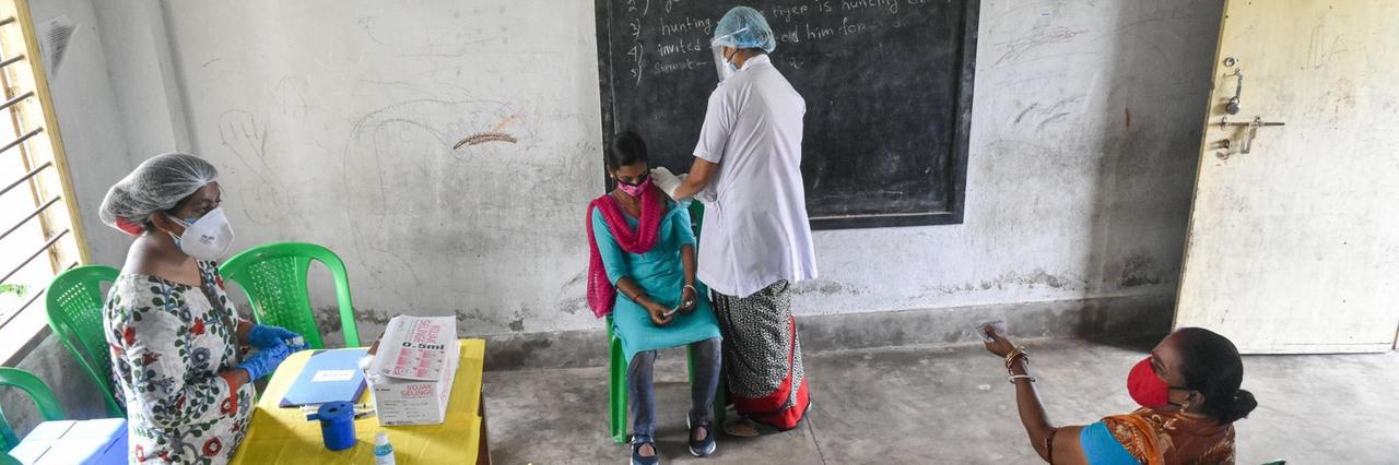 Lehrerinnen in Indien in einer Schule werden geimpft.