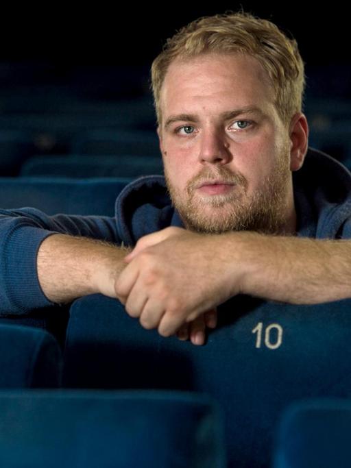 Nachwuchsregisseur Dustin Loose in der Filmakademie Baden-Württemberg in Ludwigsburg (Baden-Württemberg) in einem Kinosessel.