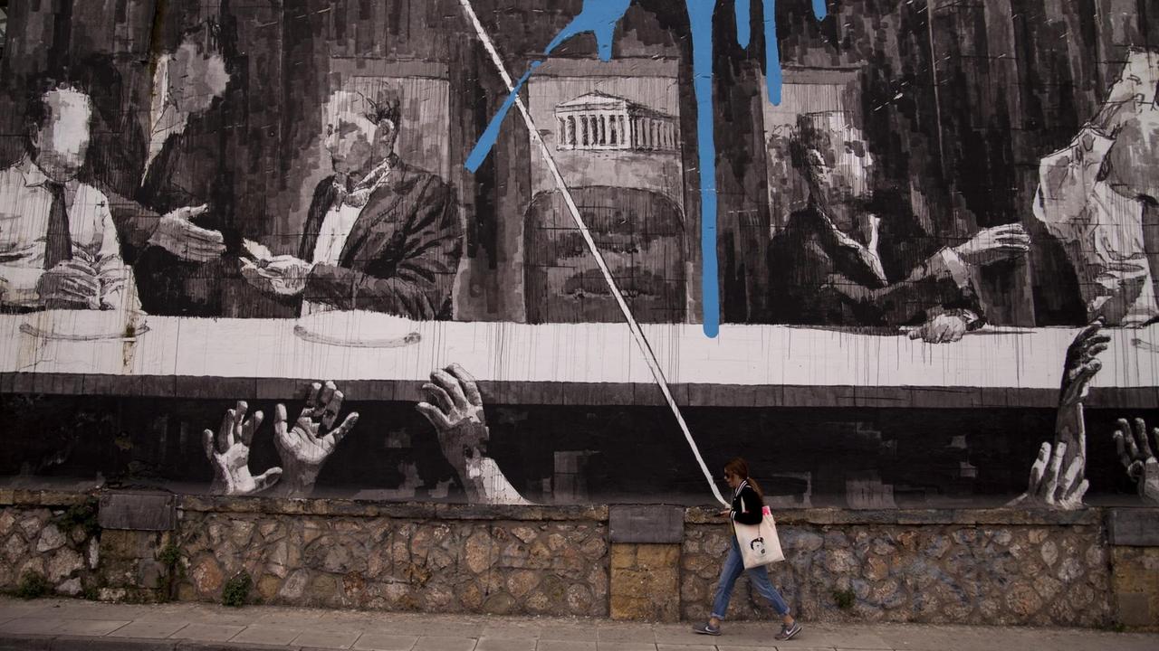 Griechin vor Wandbild "Das Abendmahl mit griechischen Politikern und der Akropolis" im Zentrum von Athen. 25.04.2019.