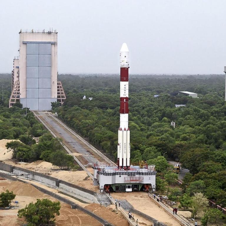 Der indische Weltraumbahnhof Sriharikota (Archivbild). Im Vordergrund steht eine Rakete auf einer Startrampe.