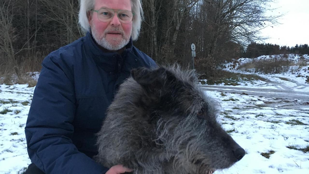 Deutschlands erster Archäologiehund Flintstone mit seinem Herrchen Dietmar Kroepel im Schnell.