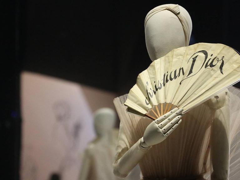 Ausstellung zu Christian Dior im Londoner Victoria & Albert Museum, London 2019
