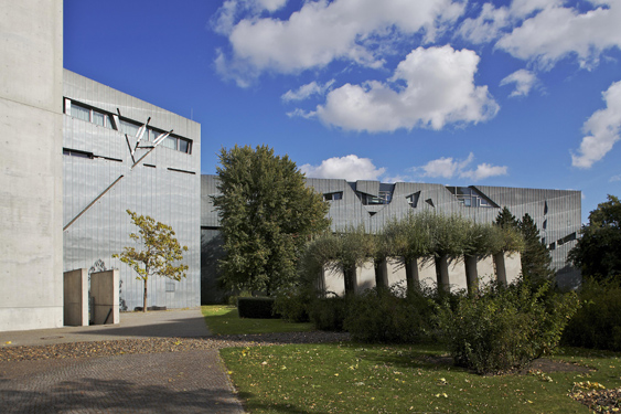 Außenansicht Jüdisches Museum Berlin, Libeskind-Bau mit Garten des Exils und Holocaust-Turm