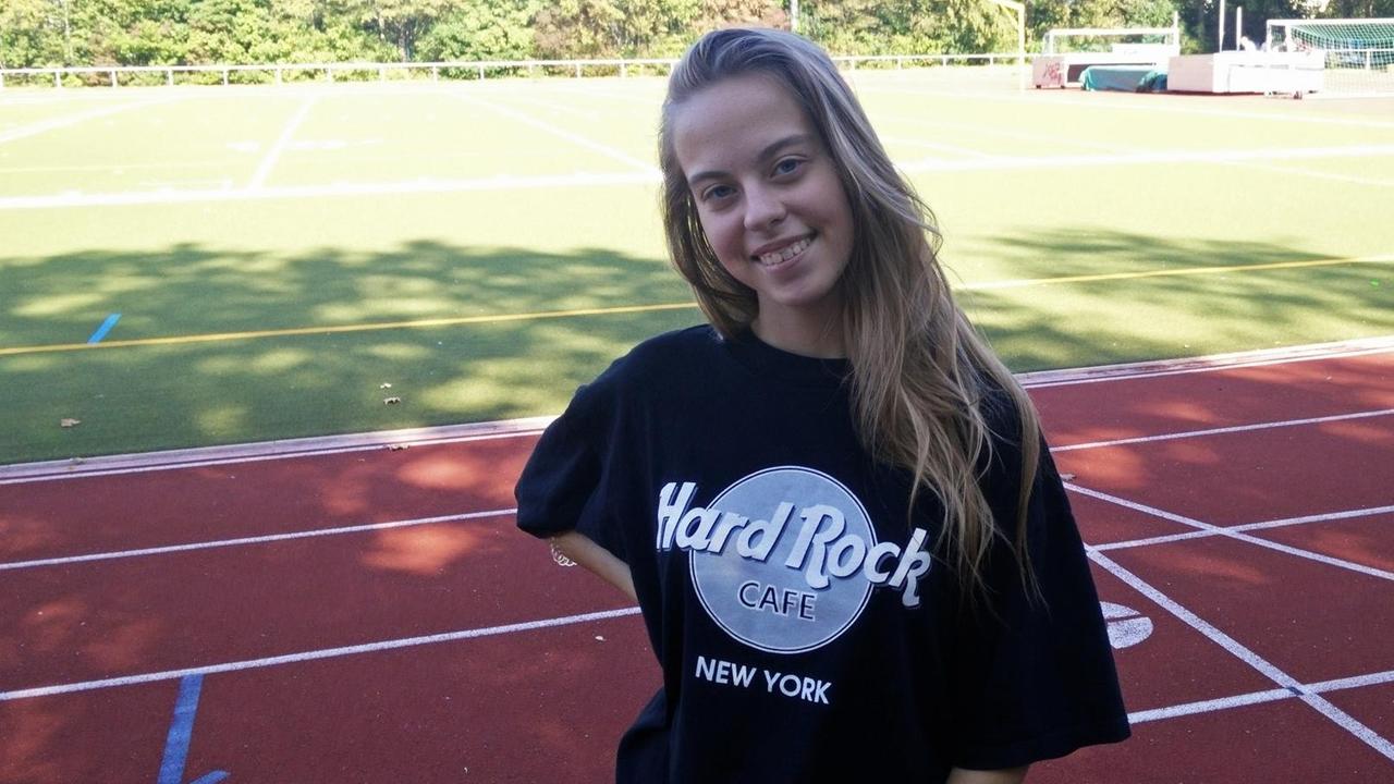 Viktoria Wünsch mit einem kurzärmeligen, schwarzen Hard-Rock-Café-New-York-T-Shirt auf der Laufbahn in Gropiusstadt