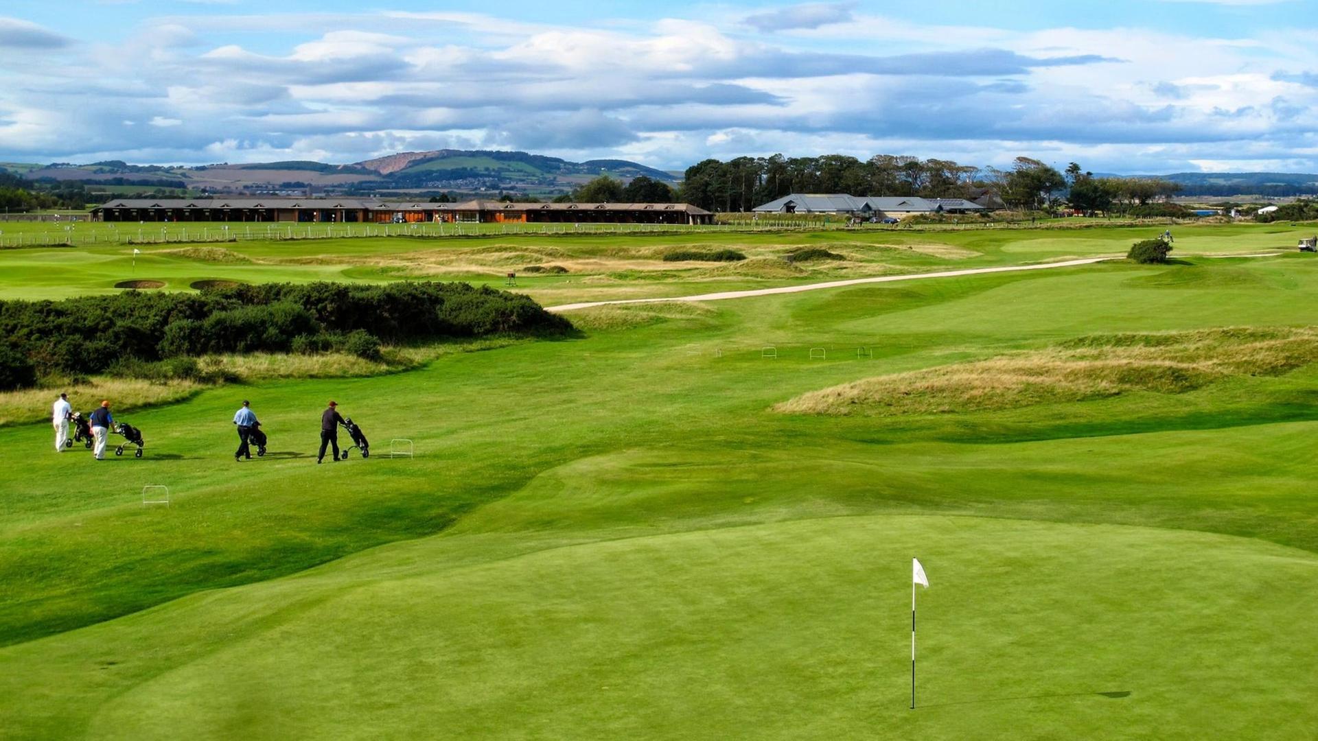 Vereinzelte Golfspieler auf dem großen grünen Jubilee Course in St. Andrews in Schottland.