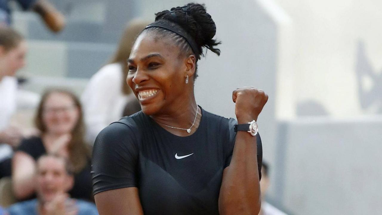 Tennisspielerin Serena Williams am 2. Juni 2018 in Paris. Eine Frau steht auf einem Tennisplatz, hat eine Faust geballt und freut sich.