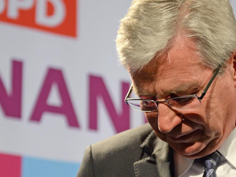Jens Böhrnsen, SPD-Spitzenkandidat und Bürgermeister von Bremen, lässt den Kopf hängen.