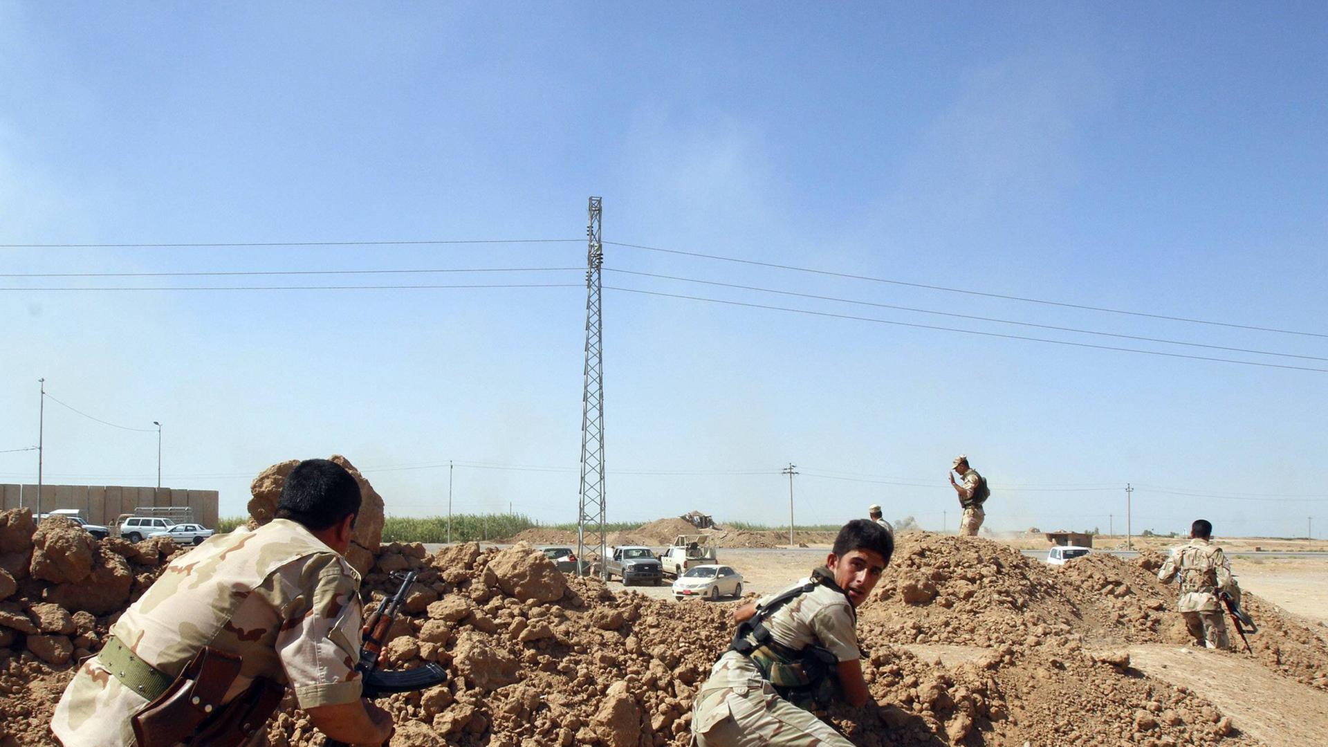Kurdische Peschmerga kämpfen nahe Kirkuk gegen die Terrormiliz Islamischer Staat.