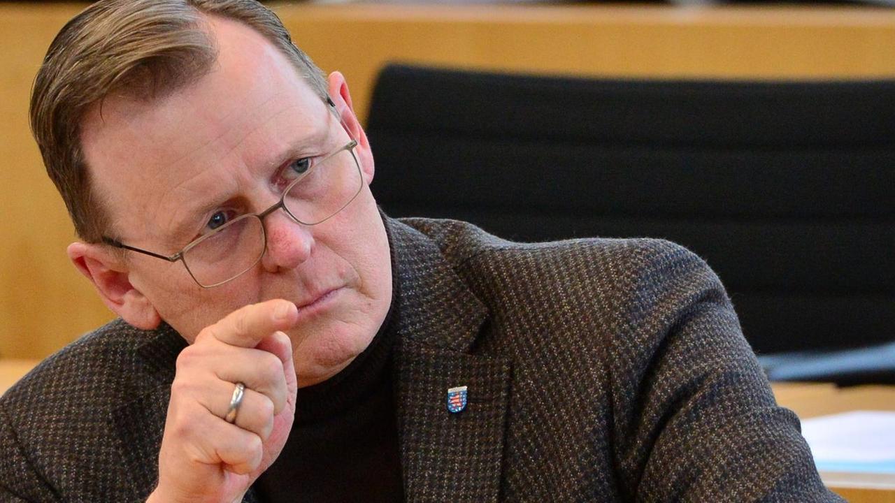 Bodo Ramelow, Thüringens Ministerpräsident, gestikuliert im Landtag.